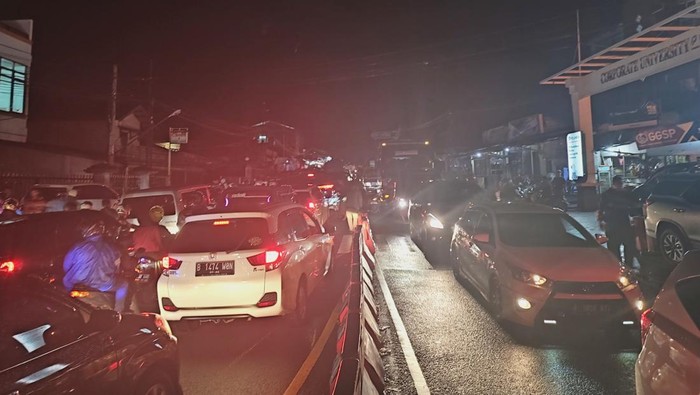 Lalin di Simpang Gadog Puncak macet