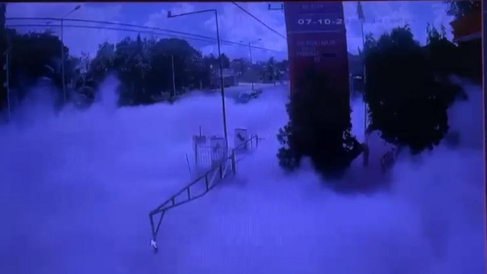 Ledakan APAR SPBU di Kutai Barat menimbulkan kepulan gas tebal yang tumpah ke jalan.