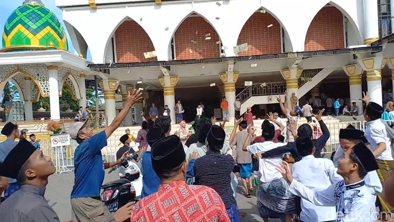 lempar koin maulid nabi tradisi maulid nabi di madura