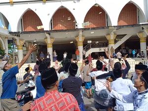 Tradisi Lempar Uang Masjid Agung Sampang Meriahkan Perayaan Maulid Nabi