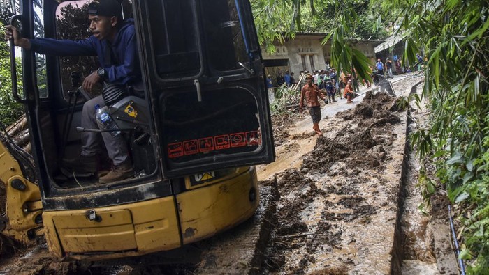 Foto udara Sungai cibaruyan yang rusak dan menerjang lahan pertanian di Desa Sukahurip, Kecamatan Cihaurbeuti, Kabupaten Ciamis, Jawa Barat, Sabtu (8/10/2022). Hujan dengan intensitas tinggi yang mengguyur Kabupaten Ciamis menyebabkan terjadinya longsor dan banjir bandang di Sungai Cibaruyan dan Cibuyut yang mengakibatkan ratusan hektare lahan pertanian rusak serta satu orang pengendara motor hilang terbawa arus. ANTARA FOTO/Adeng Bustomi/hp.