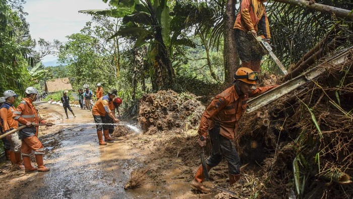 Longsor di Ciamis, Ratusan Hektare Lahan Pertanian Rusak Foto udara Sungai cibaruyan yang rusak dan menerjang lahan pertanian di Desa Sukahurip, Kecamatan Cihaurbeuti, Kabupaten Ciamis, Jawa Barat, Sabtu (8/10/2022). Hujan dengan intensitas tinggi yang mengguyur Kabupaten Ciamis menyebabkan terjadinya longsor dan banjir bandang di Sungai Cibaruyan dan Cibuyut yang mengakibatkan ratusan hektare lahan pertanian rusak serta satu orang pengendara motor hilang terbawa arus. ANTARA FOTO/Adeng Bustomi/hp.
