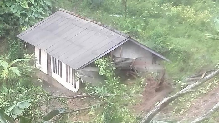 Rumah warga di Cianjur yang tertimbun longsor