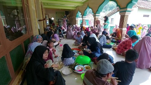 Magibung saat merayakan hari Maulid Nabi Muhammad SAW di Karangasem.