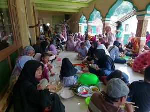 Tradisi Maulid Nabi di Kampung Sindu Karangasem, Tabur Duit-Megibung