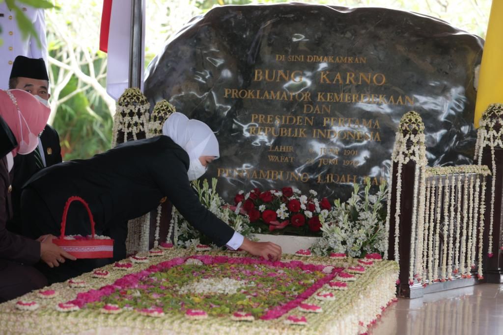 khofifah ziarah makam bung karno