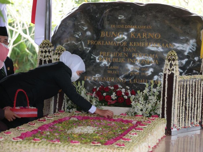 khofifah ziarah makam bung karno
