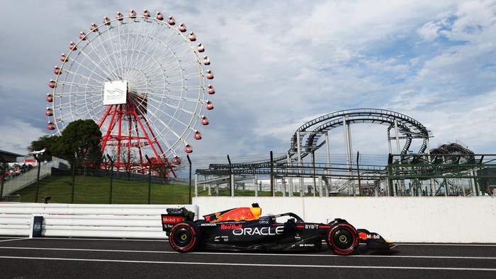 SUZUKA, JAPAN - OCTOBER 08: Max Verstappen of the Netherlands driving the (1) Oracle Red Bull Racing RB18 in the Pitlane during qualifying ahead of the F1 Grand Prix of Japan at Suzuka International Racing Course on October 08, 2022 in Suzuka, Japan. (Photo by Peter Fox/Getty Images )
