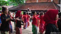 Komunitas Bakul Budaya ILUNI FIB-UI menggelar Tari Yapong karya Maestro Bagong Kussudiardja secara kolosal.