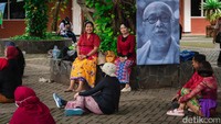 Bagong Kussudiardja adalah seorang penari, koreografer, pelukis dan aktor Indonesia yang telah menciptakan ratusan karya seni.