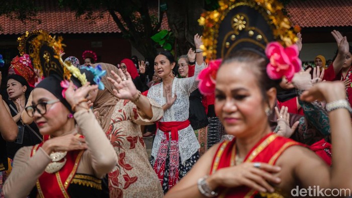 Melihat Pentas Tari Yapong Kolosal di Universitas Indonesia Pentas Tari Yapong secara kolosal digelar di Pelataran Fakultas Ilmu Pengetahuan Budaya, UI, Depok, Sabtu (8/10/2022). yuk kita lihat.