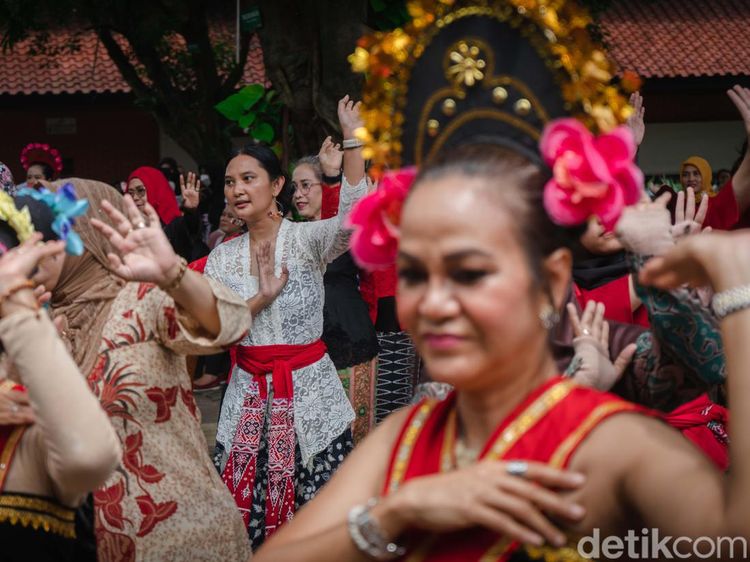Melihat Pentas Tari Yapong Kolosal di Universitas Indonesia