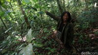 Sebelum memasuki hutan kami singgah dipusat penelitian burung kakaktua goffin guna bertemu dengan Marcelinus. Marcelinus adalah seorang pencinta lingkungan dan pelestari hutan yang paham sekali dengan burung kakaktua goffin. Setelah berbincang sesaat kami berjalan menyusuri hutan guna melihat burung kakatua goffin yang merupakan burung edemik Kepulauan Tanimbar.