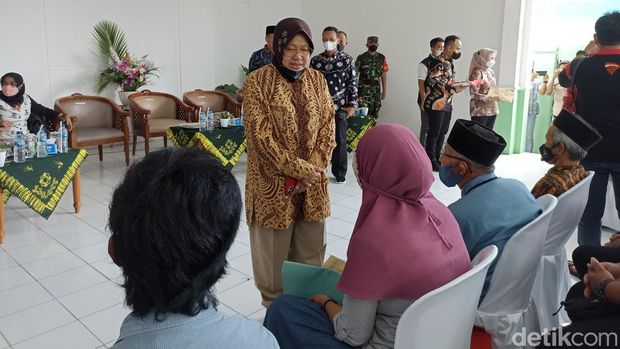 Mensos Risma memberikan bantuan pada ahli waris korban Tragedi Kanjuruhan