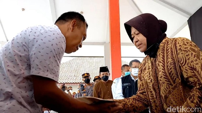 Mensos Risma memberikan bantuan pada ahli waris korban Tragedi Kanjuruhan