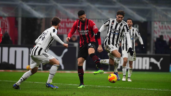 MILAN, ITALY - JANUARY 23: Olivier Giroud of Ac Milan controls the ball during the Serie A match between AC Milan and Juventus at Stadio Giuseppe Meazza on January 23, 2022 in Milan, Italy. (Photo by Andrea Bruno Diodato/DeFodi Images via Getty Images)