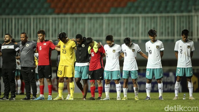 Mengheningkan cipta tragedi Kanjuruhan dilakukan dalam laga Timnas Indonesia U-17 vs Palestina di Stadion Pakansari, Bogor. Bendera setengah tiang juga berkibar.