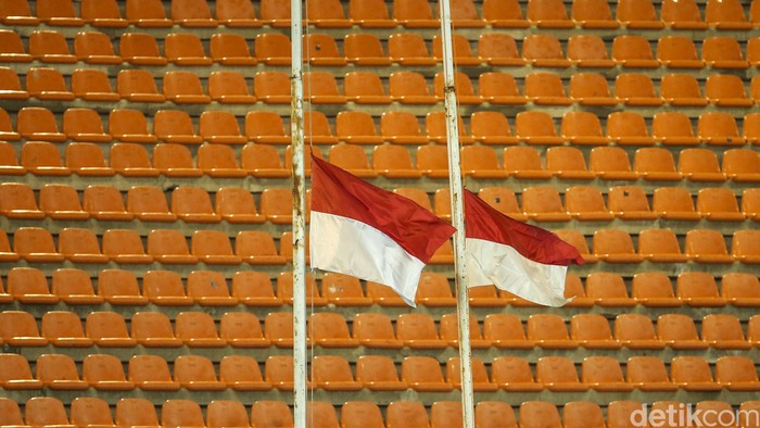 Mengheningkan cipta tragedi Kanjuruhan dilakukan dalam laga Timnas Indonesia U-17 vs Palestina di Stadion Pakansari, Bogor. Bendera setengah tiang juga berkibar.