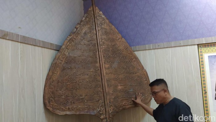 Cogan salah satu alat kebesaran atau regalia yang dimiliki Kerajaan Johor Riau Lingga Pahang. (Alamudin Hamapu/detikSumut)