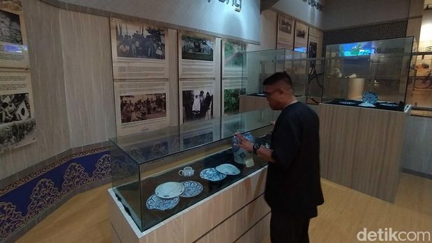 Museum Raja Ali Haji Batam Kadisbudpar Batam menunjukkan koleksi keramik peninggalan Dinasti Ming yang ditemukan di perairan Batam. (Alamudin Hamapu/detikSumut)