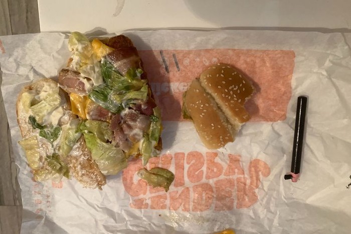 Ngeri! Ibu Ini Temukan Pensil Kayu di Dalam Burger Miliknya