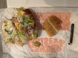 Ngeri! Ibu Ini Temukan Pensil Kayu di Dalam Burger Miliknya