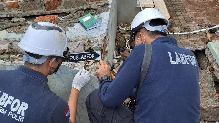 Olah TKP di lokasi tembok roboh MTsN 19 Jakarta