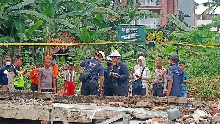 Olah TKP tembok roboh di MTsN 19 Jakarta (Adrial-detikcom)