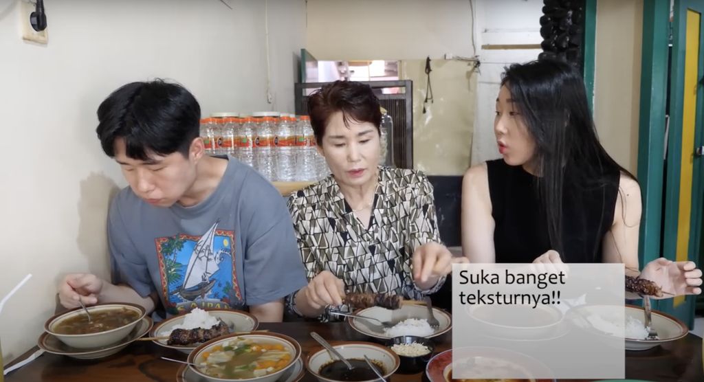 Orang Korea makan sate gebug