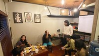 Sebagai penyanyi populer, Pamungkas sering manggung di mana saja. Tak hanya panggung besar, tetapi juga kafe-kafe kekinian seperti ini. Foto: Instagram @pamungkas