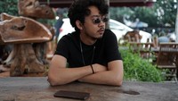 Video yang memperlihatkan Pamungkas menggosokkan ponsel dan ke alat vitalnya ramai dikomentari netizen. Banyak pihak yang menyebut aksinya tidak sopan. Foto: Instagram @pamungkas