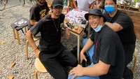 Seperti pada momen nongkrong yang satu ini. Pelantun To the Bone ini nongkrong di sebuah kafe outdoor. Mereka lantas memesan menu kopi. Foto: Instagram @pamungkas