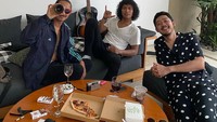 Diskusi soal musik kali ini Pamungkas dan rekannya ditemani dengan kopi dan sekota pizza. Tampaknya mereka tengah sibuk dengan gitarnya. Foto: Instagram @pamungkas