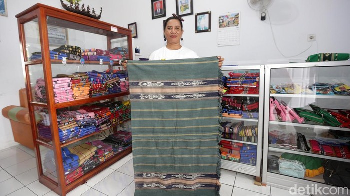 Pasarkan Tenun Selaru, Wanita Ini Raup Puluhan Juta/Bulan Hamoir semua desa di Kabupaten Kepulauan Tanimbar, Maluku, memiliki tenun khasnya. Fin Watutamata pun memanfaatkanya dengan membukai gerai tenun di Saumlaki.