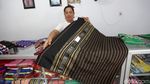 Pasarkan Tenun Selaru, Wanita Ini Raup Puluhan Juta/Bulan
