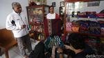 Pasarkan Tenun Selaru, Wanita Ini Raup Puluhan Juta/Bulan