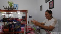 Fin menceritakan dirinya sempat jatuh bangun saat awal memulai usaha di 2017 lalu. Tak hanya memajang produk di rumahnya, ia pun mempromosikan tenun dari para pengrajin di Selaru ke kantor bank, kantor dinas, hingga kampung di luar wilayah Saumlaki.