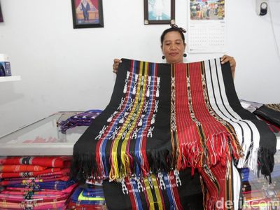 Pasarkan Tenun Selaru, Wanita Ini Raup Puluhan Juta/Bulan