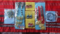 Fin memasang label bertuliskan nama perajin, tanggal penitipan, dan nama motif untuk setiap kain/produk yang masuk galerinya. Ini dilakukan guna memudahkan dirinya dalam mencatat produk serta membagi hasil dengan para perajin. Ia tidak mematok harga tertentu untuk bagi hasil, sebab semua bergantung pada kesepakatan dengan perajin.
