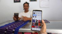Selain memasarkan tenun secara offline, Fin juga memanfaatkan media sosial seperti WhatsApp, Facebook, dan Instagram. Hal ini dilakukan agar produk tenunnya bisa lebih menjangkau masyarakat di berbagai daerah. Menurutnya, hampir setiap hari ada produk baru yang dititipkan juga produk yang dibeli pelanggan. Kurang dari 1-2 bulan, biasanya produk telah terjual. Oleh karena itu, Fin bisa meraup omzet yang cukup menjanjikan setiap bulannya.