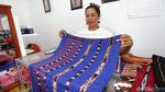Pasarkan Tenun Selaru, Wanita Ini Raup Puluhan Juta/Bulan