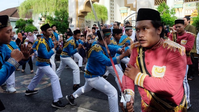 Umat Islam menampilkan Tari Rodat saat pawai memperingati Maulid Nabi Muhammad SAW 1444 H di Kampung Islam Kepaon, Denpasar, Bali, Sabtu (8/10/2022). Pawai dan parade kuda peserta khitanan dengan berkeliling kampung tersebut kembali digelar setelah sempat ditiadakan selama dua tahun akibat pandemi COVID-19. ANTARA FOTO/Nyoman Hendra Wibowo/hp.