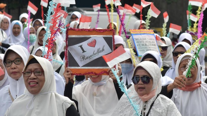 Sejumlah Ibu-ibu perwakilan Majelis Taklim Istiqlal saat melakukan pawai mengelilingi kawasan Gambir, Jakarta Pusat, Sabtu (8/10/2022). Pawai yang diikuti ratusan peserta tersebut dalam rangka memperingati Maulid Nabi Muhammad SAW 1444 H. ANTARA FOTO/ Fakhri Hermansyah/hp.