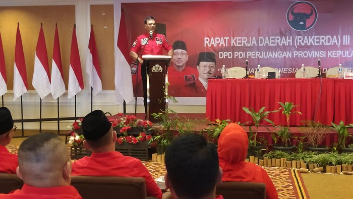 Ketua DPD PDI-P Kepri, Soerya Respationo saat menyampaikan sambutan di pembukaan Rakerda ke III di Batam, Kepri, Sabtu(8/10/2022). Foto: Alamudin/detikSumut