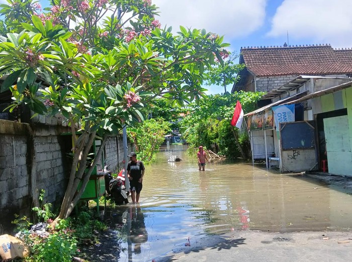 Pemukiman warga di Jalan Dewi Sri VIII Kuta, terendam banjir.