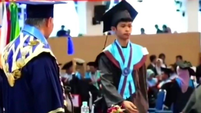 Penampakan wisudawan Unismuh Makassar cueki rektor saat wisuda.