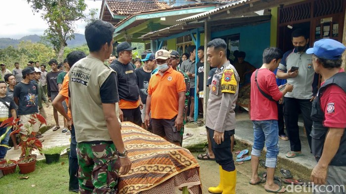 Pencarian remaja yang hanyut di sungai Pacitan