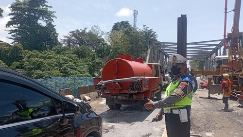 Pengalihan arus lalu lintas di Jalan Gatsu Timur, Kota Denpasar akibat proyek jembatan di Sungai Ayung jebol, Sabtu (8/10/2022). (I Wayan Sui Suadnyana/detikBali)