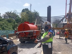 Proyek Jembatan Gatsu di Sungai Ayung Jebol, Jalan Sempat Dialihkan