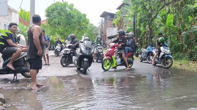 Penampakan Banjir di Kuta, Pemukiman Terendam-Bule Terobos Banjir